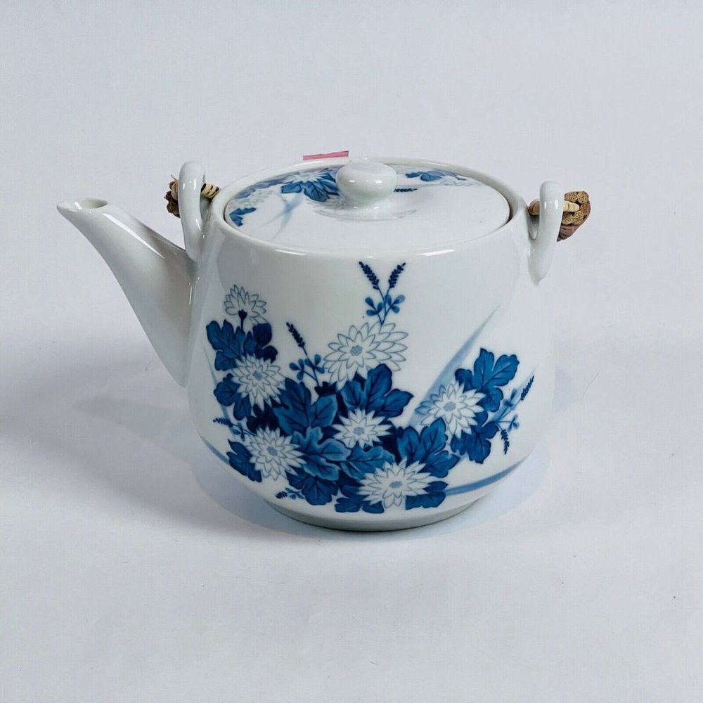 Japanese Dobin Floral Arita-yaki Porcelain Debeso Blue White Teapot